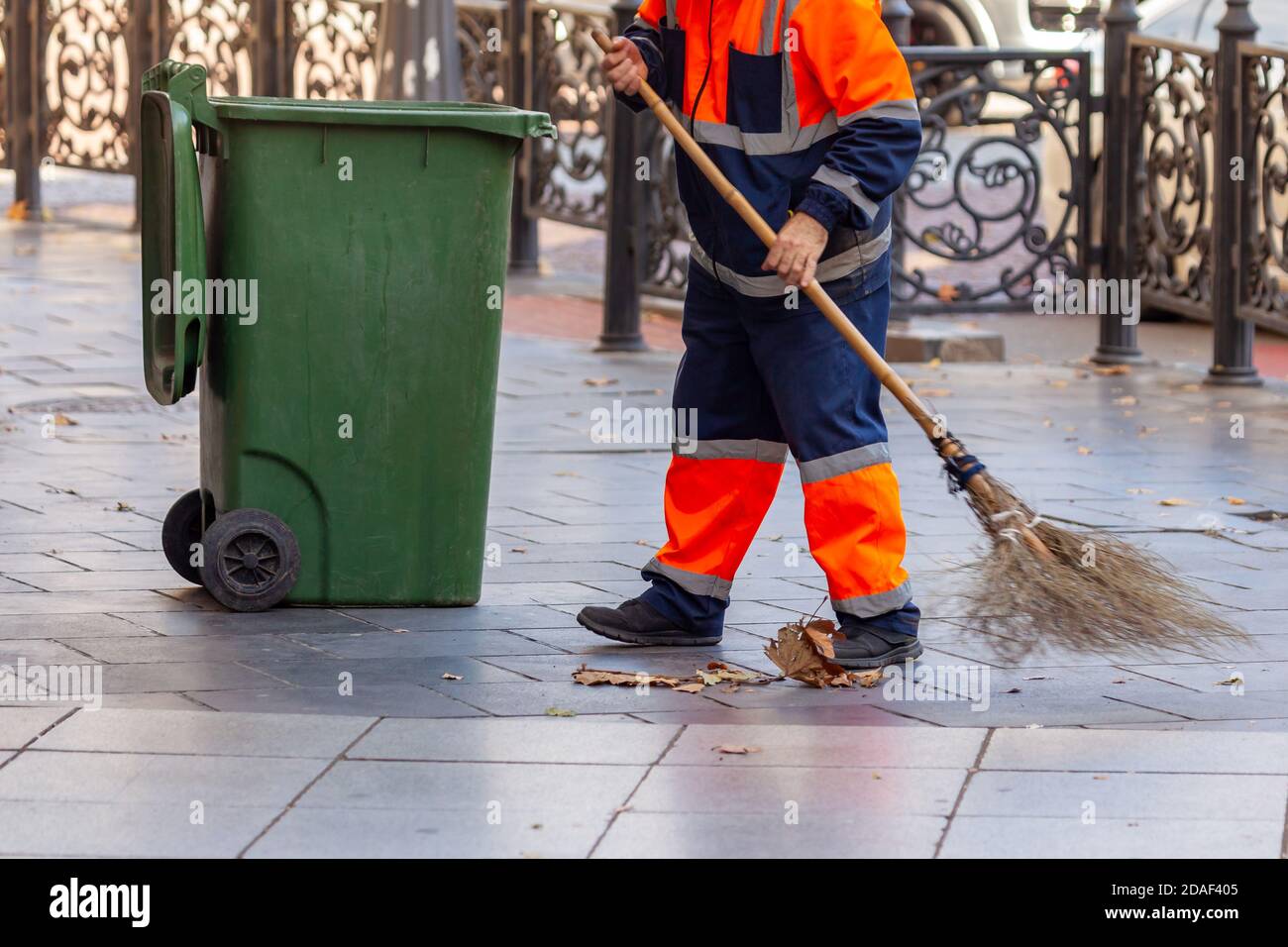 Hausmeister arbeitet auf der Straße mit einem Besen Stockfotografie - Alamy