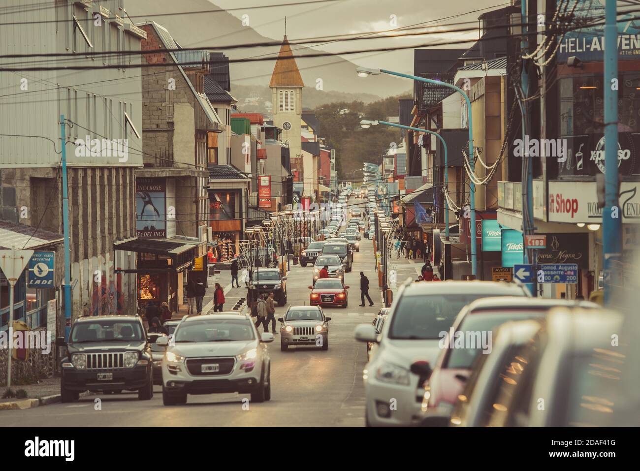 steilen Stadtstraße Blickrichtung patagonischen Berge Ushuaia, Argentinien Stockfoto