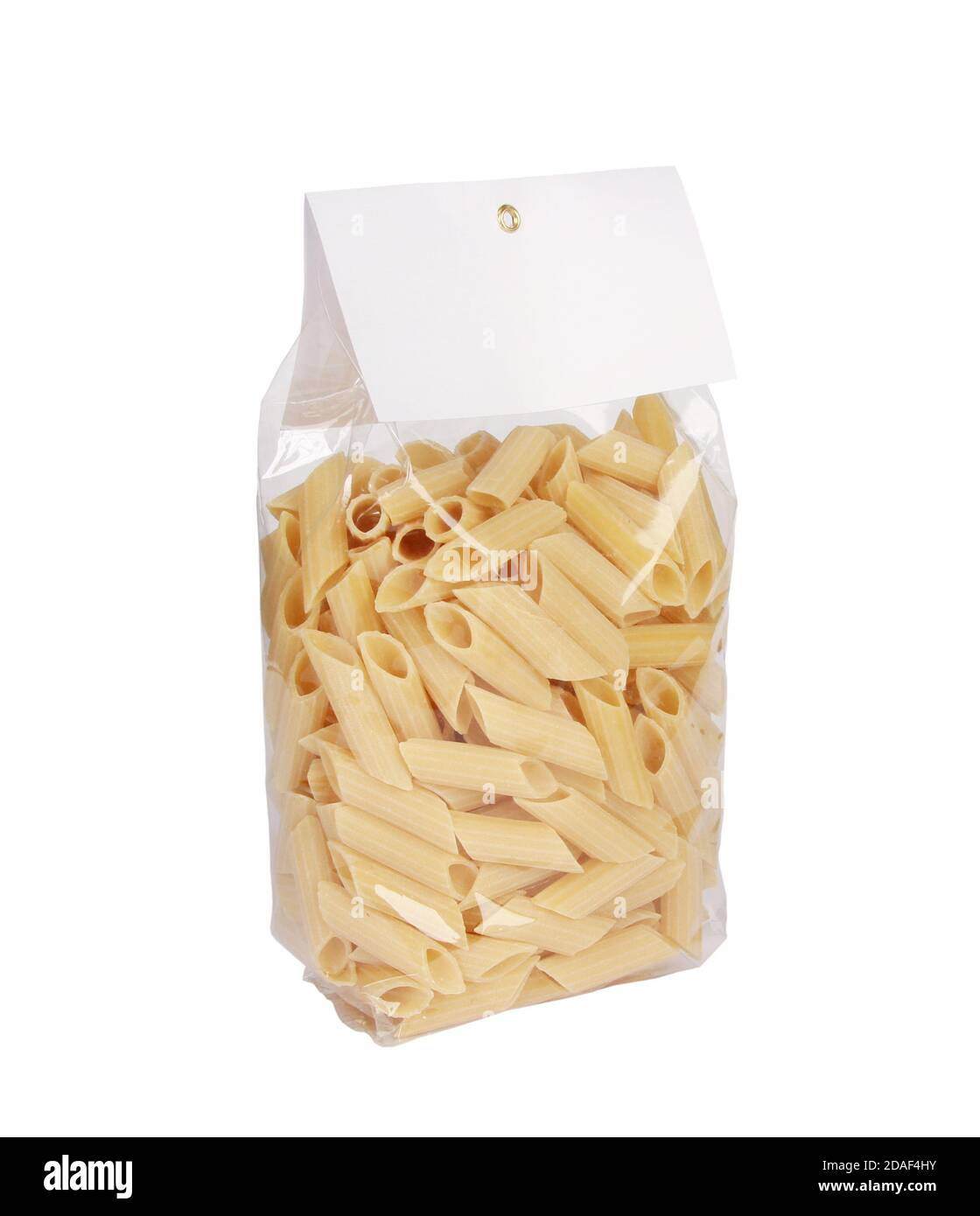 Vertikale Aufnahme von Pasta in einer Tasche auf einem weißen Oberfläche Stockfoto