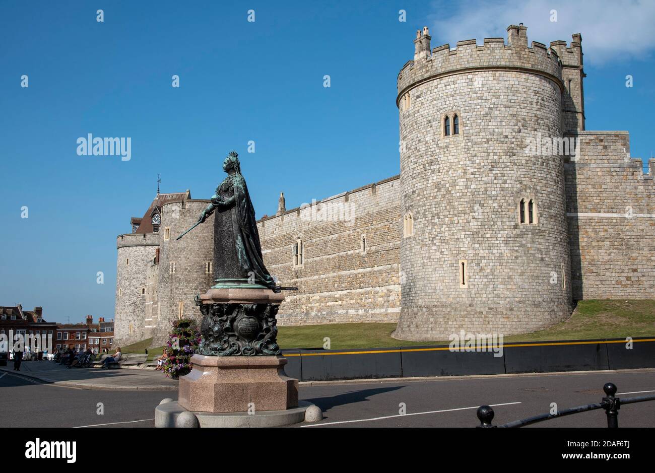 Windsor, Berkshire, England, Großbritannien. 2020. Eine Bronzestatue der Königin Victoria auf einem roten Granitsockel anlässlich ihres Goldenen Jubiläums im Jahr 1887 auf Castle Hill. Stockfoto