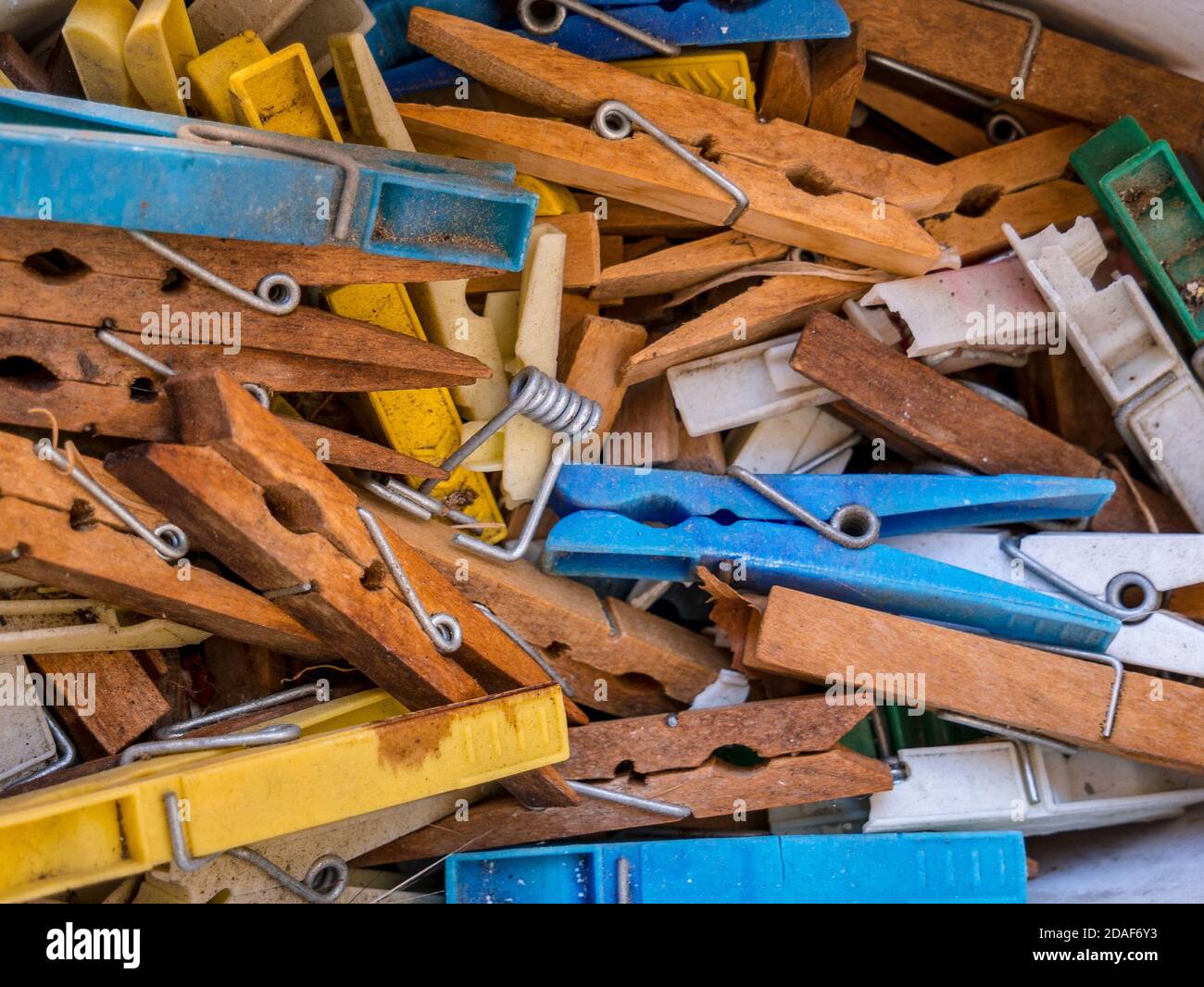 Haufen alter Plastik- und Holzklammern Stockfoto