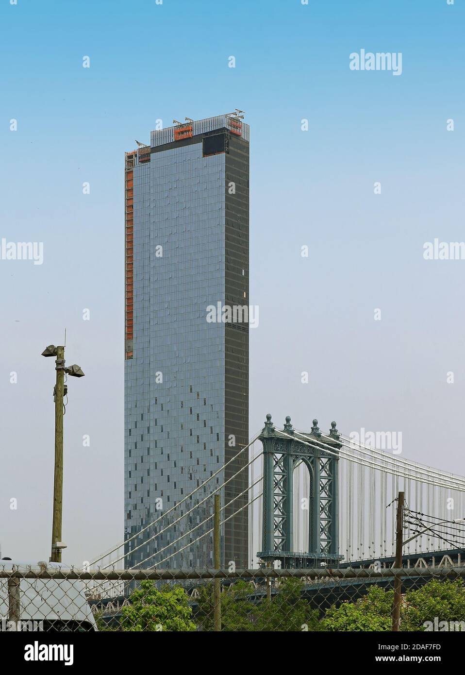 Ein hohes Wohngebäude am Manhattan Square neben der Manhattan Bridge In New York City Stockfoto