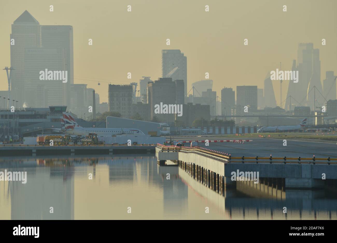 Ein Blick nach West auf das King George V Dock London des neuen parallelen Taxiway als London City Airport Stockfoto