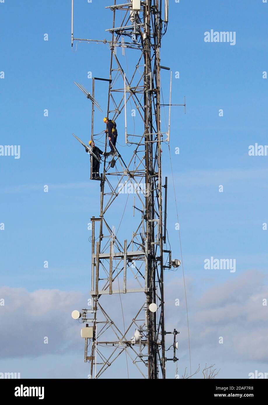 Ingenieure, die Wartungsarbeiten am Sender in Trundle bei Chichester, West Sussex, durchführen Stockfoto