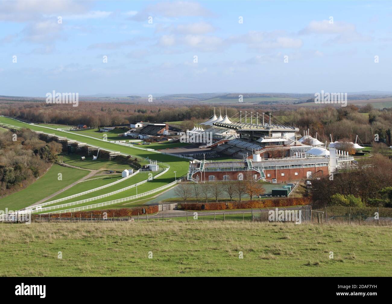 Goodwood Rennbahn in der Nähe von Chichester, West Sussex vom nahe gelegenen Aussichtspunkt der Rollbahn aus gesehen. Stockfoto