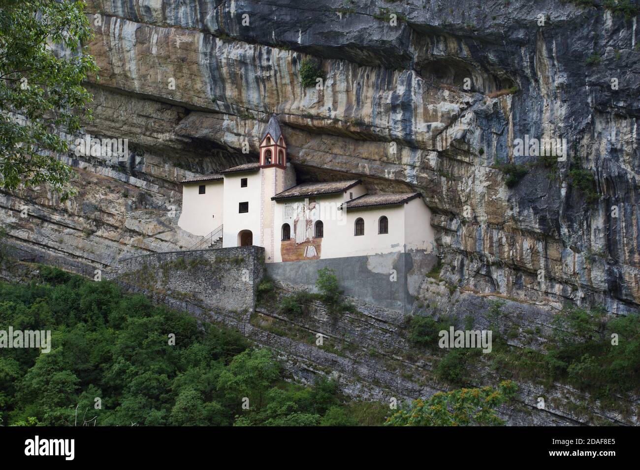 Die Eremitage Saint Columbanus bewohnt von Einsiedlern aus dem Jahr 753 n. Chr. - Trambileno, in der Nähe von Rovereto, Trentino, Italien - Irisches spirituelles Erbe in Italien Stockfoto