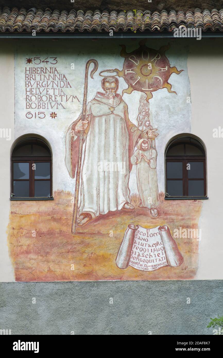 Die Reise des hl. Columbanus und seiner betenden Mönche - die Eremitage des hl. Columbanus bei Rovereto, Trentino, Italien - irisches geistliches Erbe in Italien Stockfoto