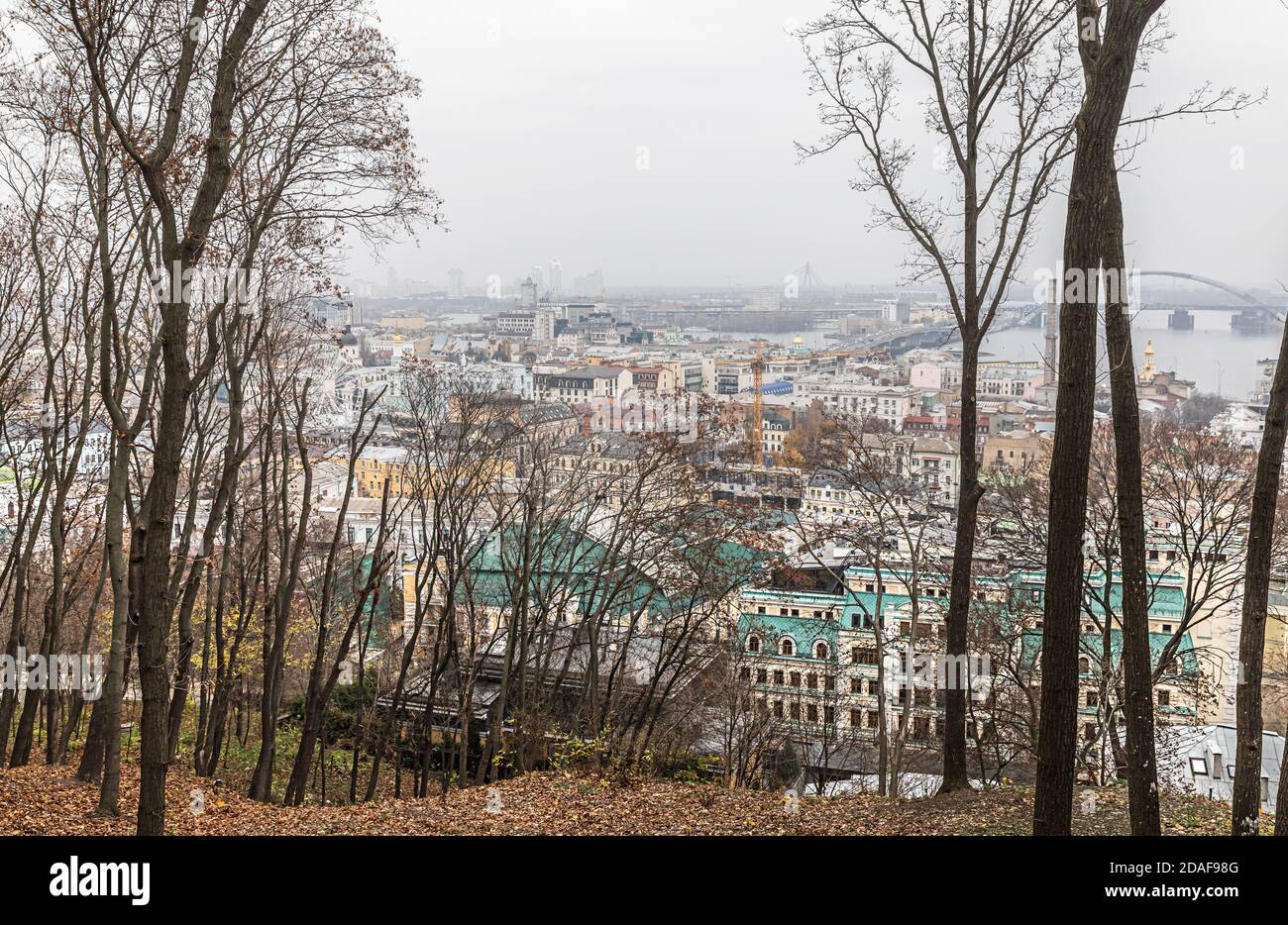 Kiew, Ukraine - 16. Nov. 2019: Stadtbild des Podol Bezirks in Kiew Stadt bei nebligen Tag. Kontraktova Platz und Riesenrad Stockfoto