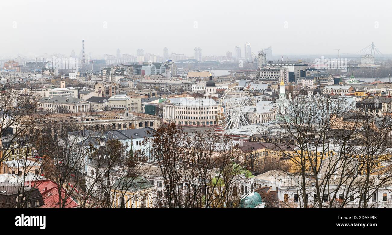 Kiew, Ukraine - 16. Nov. 2019: Stadtbild des Podol Bezirks in Kiew Stadt bei nebligen Tag. Kontraktova Platz und Riesenrad Stockfoto