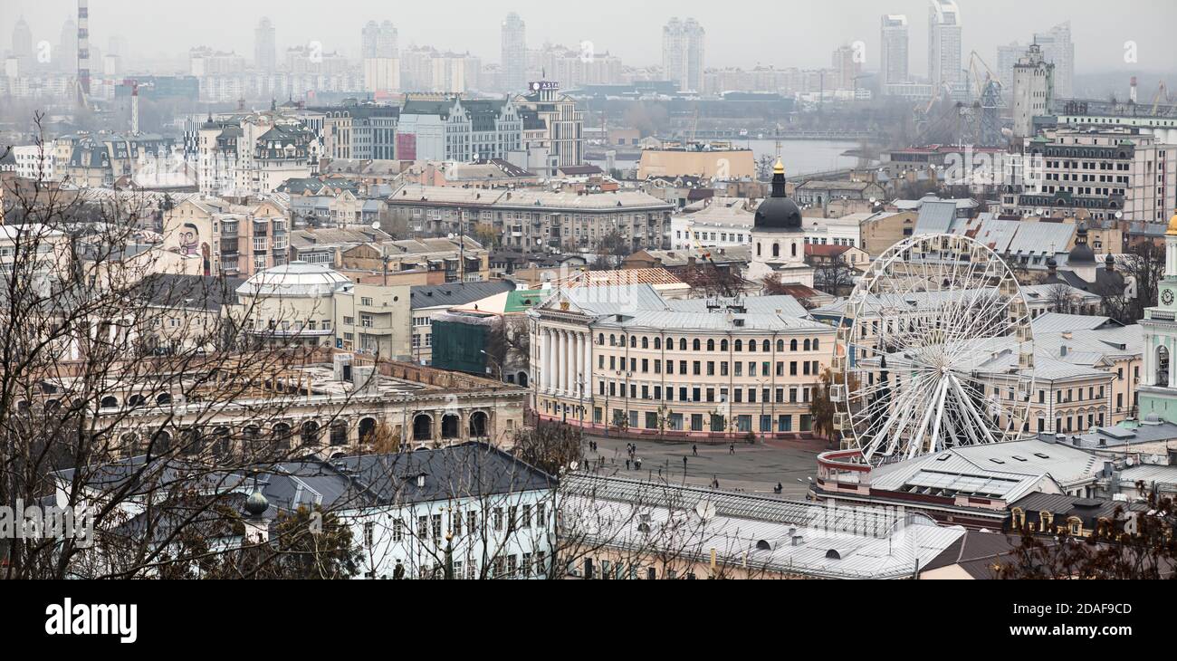 Kiew, Ukraine - 16. Nov. 2019: Stadtbild des Podol Bezirks in Kiew Stadt bei nebligen Tag. Kontraktova Platz und Riesenrad Stockfoto