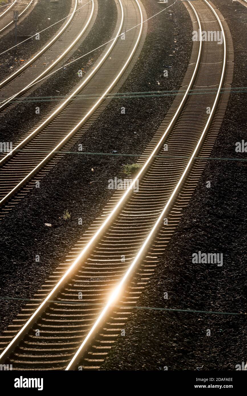 Essen, Ruhrgebiet, Nordrhein-Westfalen, Deutschland - Spuren gegen das Licht der Abendsonne. Stockfoto