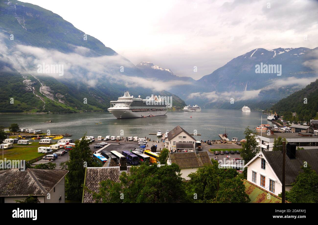 Kreuzfahrtschiffe in Gerainger Fjord, Norwegen Stockfoto