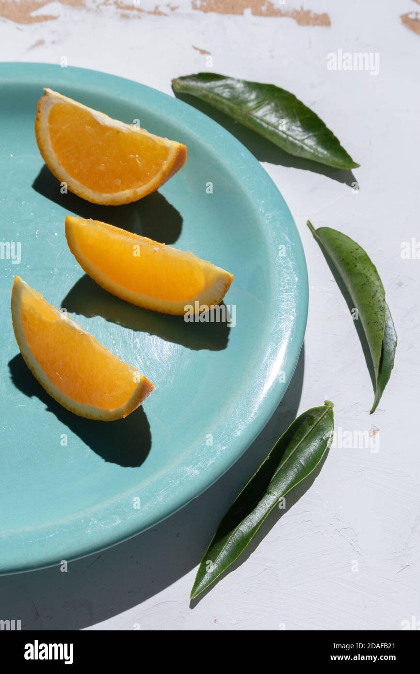 Orange auf einem grünen Teller geschnitten Stockfoto
