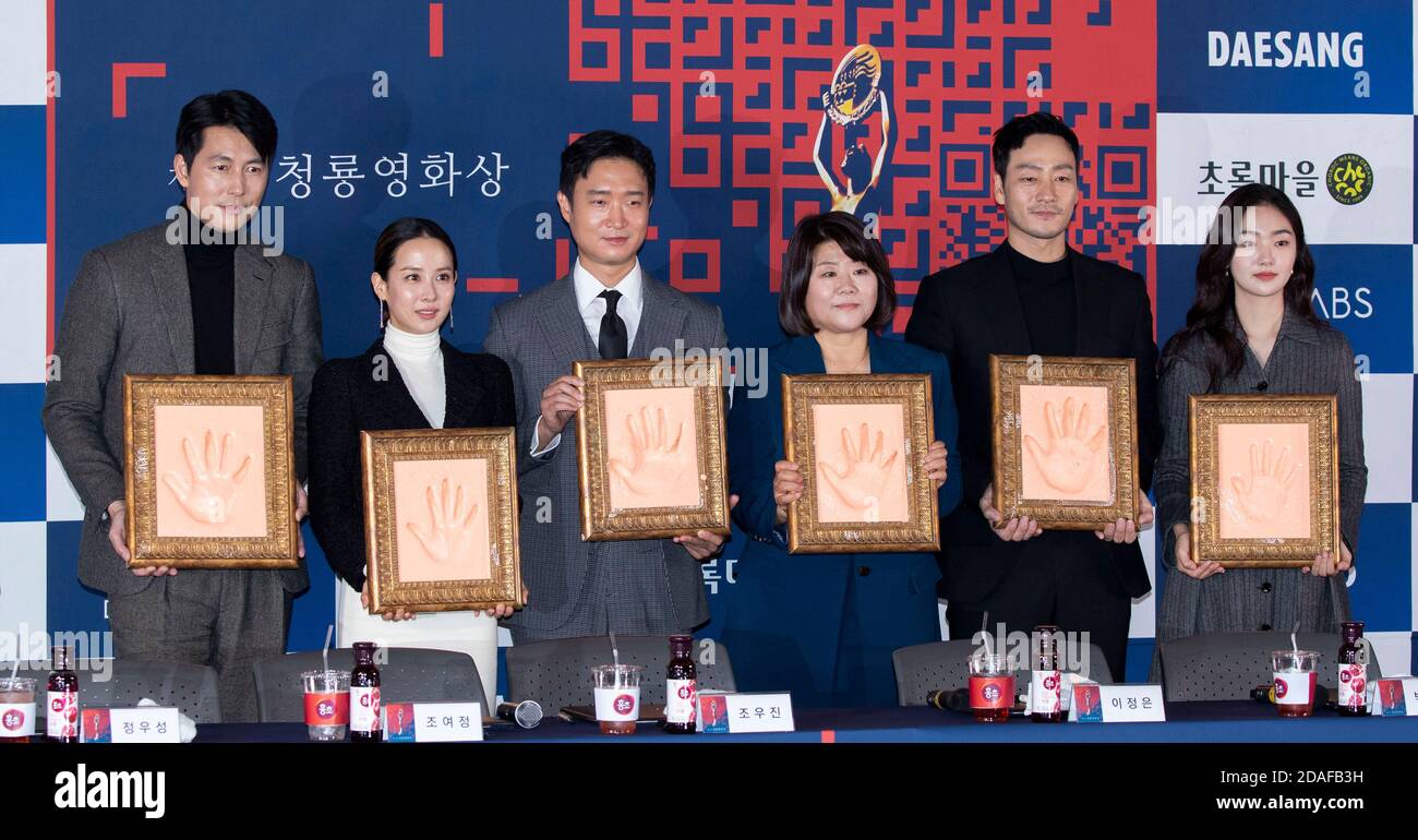 Seoul, Südkorea. November 2020. (L bis R) die südkoreanischen Schauspieler Jung Woo-sung, Cho Yeo-jeong, Jo Woo-jin, Lee Jung-eun, Park Hae-soo und Kim Hye-jun nehmen am 12. November 2020 an einer Hands Printing-Veranstaltung für die 41. Blue Dragon Film Awards im CGV Cinema in Seoul, Südkorea Teil. (Foto: Lee Young-ho/Sipa USA) Quelle: SIPA USA/Alamy Live News Stockfoto
