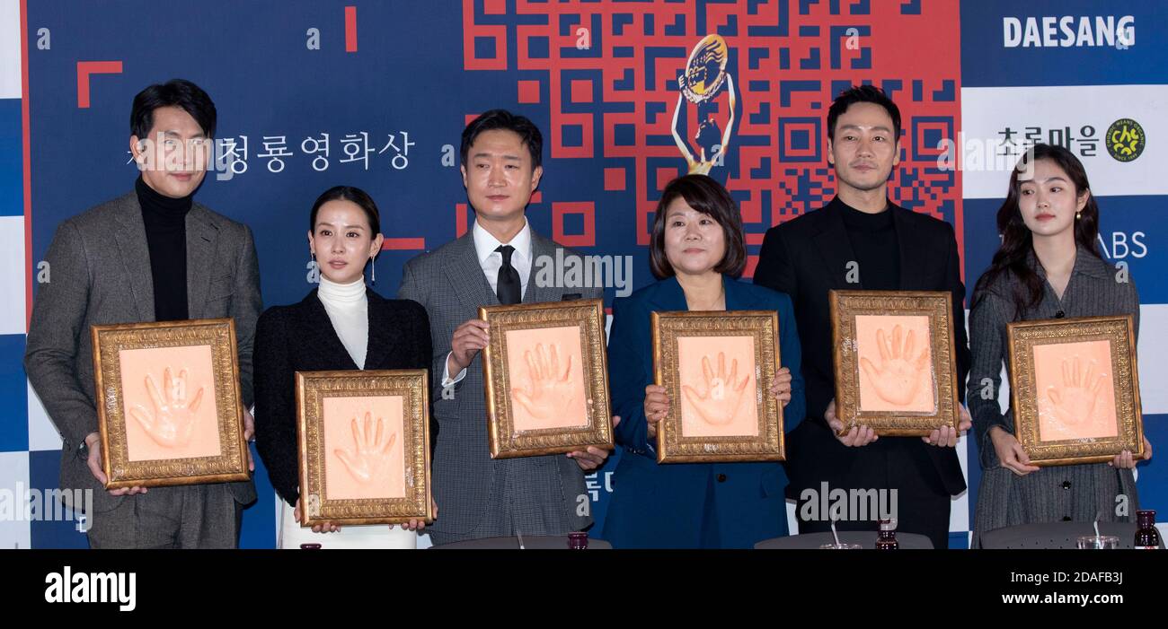 Seoul, Südkorea. November 2020. (L bis R) die südkoreanischen Schauspieler Jung Woo-sung, Cho Yeo-jeong, Jo Woo-jin, Lee Jung-eun, Park Hae-soo und Kim Hye-jun nehmen am 12. November 2020 an einer Hands Printing-Veranstaltung für die 41. Blue Dragon Film Awards im CGV Cinema in Seoul, Südkorea Teil. (Foto: Lee Young-ho/Sipa USA) Quelle: SIPA USA/Alamy Live News Stockfoto
