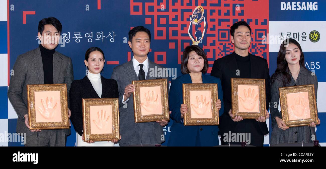 Seoul, Südkorea. November 2020. (L bis R) die südkoreanischen Schauspieler Jung Woo-sung, Cho Yeo-jeong, Jo Woo-jin, Lee Jung-eun, Park Hae-soo und Kim Hye-jun nehmen am 12. November 2020 an einer Hands Printing-Veranstaltung für die 41. Blue Dragon Film Awards im CGV Cinema in Seoul, Südkorea Teil. (Foto: Lee Young-ho/Sipa USA) Quelle: SIPA USA/Alamy Live News Stockfoto