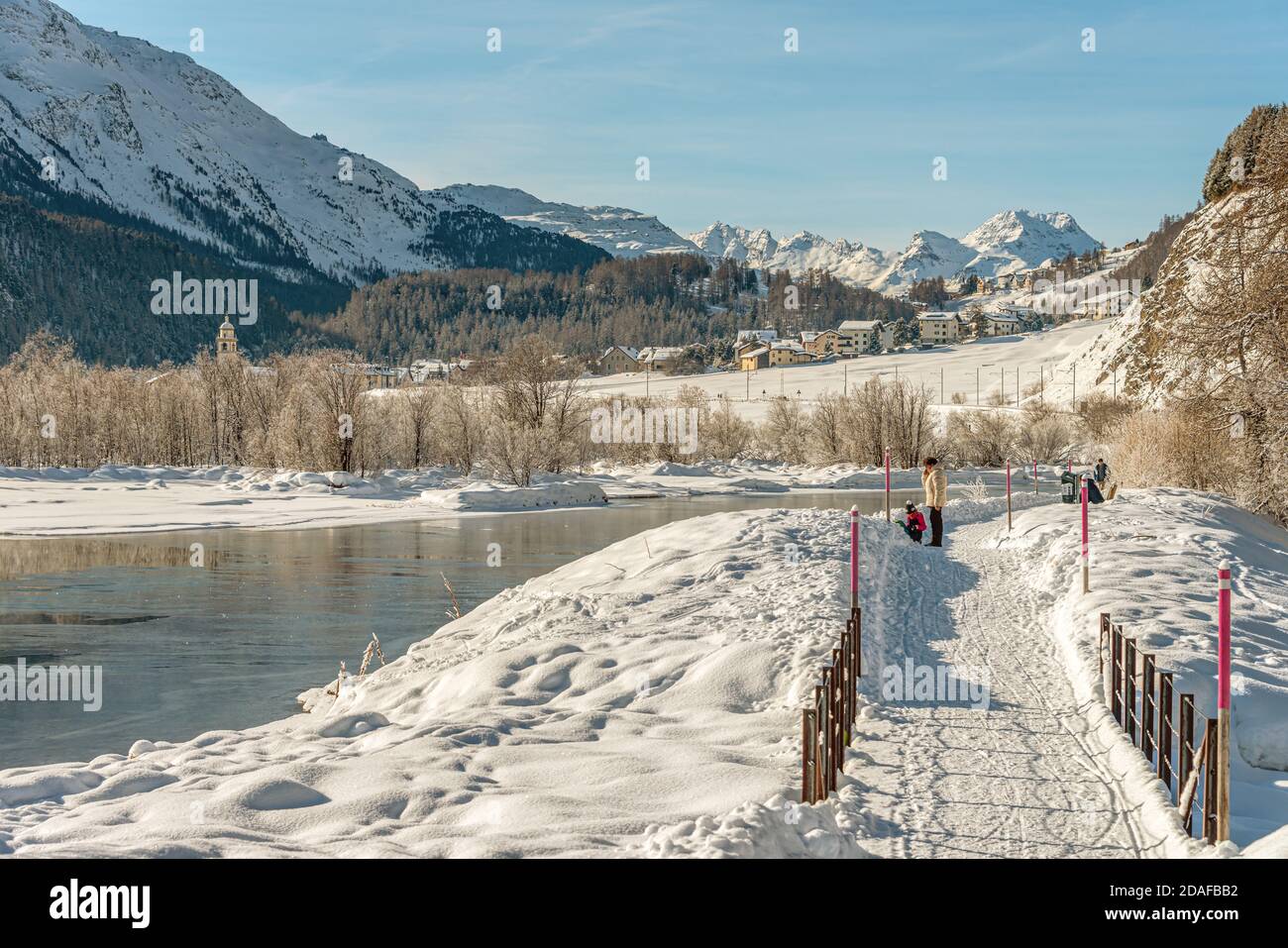 Wanderweg in einer Winterlandschaft bei Celerina am Engadin, Graubünden, Schweiz Stockfoto