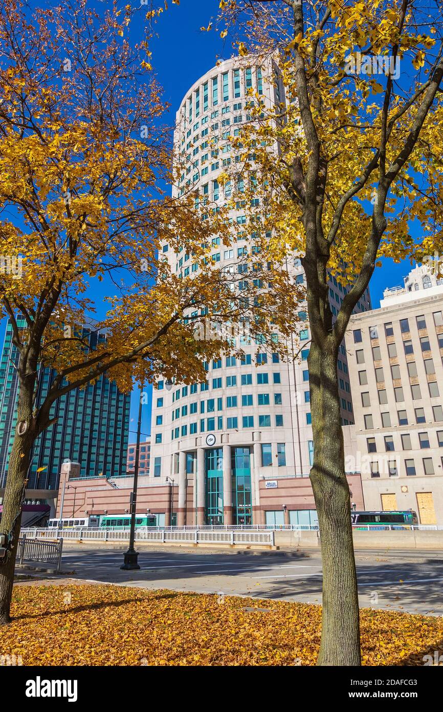 DETROIT, MI, USA - 10. NOVEMBER: 150 West Jefferson am 10. November 2020 in Downtown Detroit, Michigan. Stockfoto