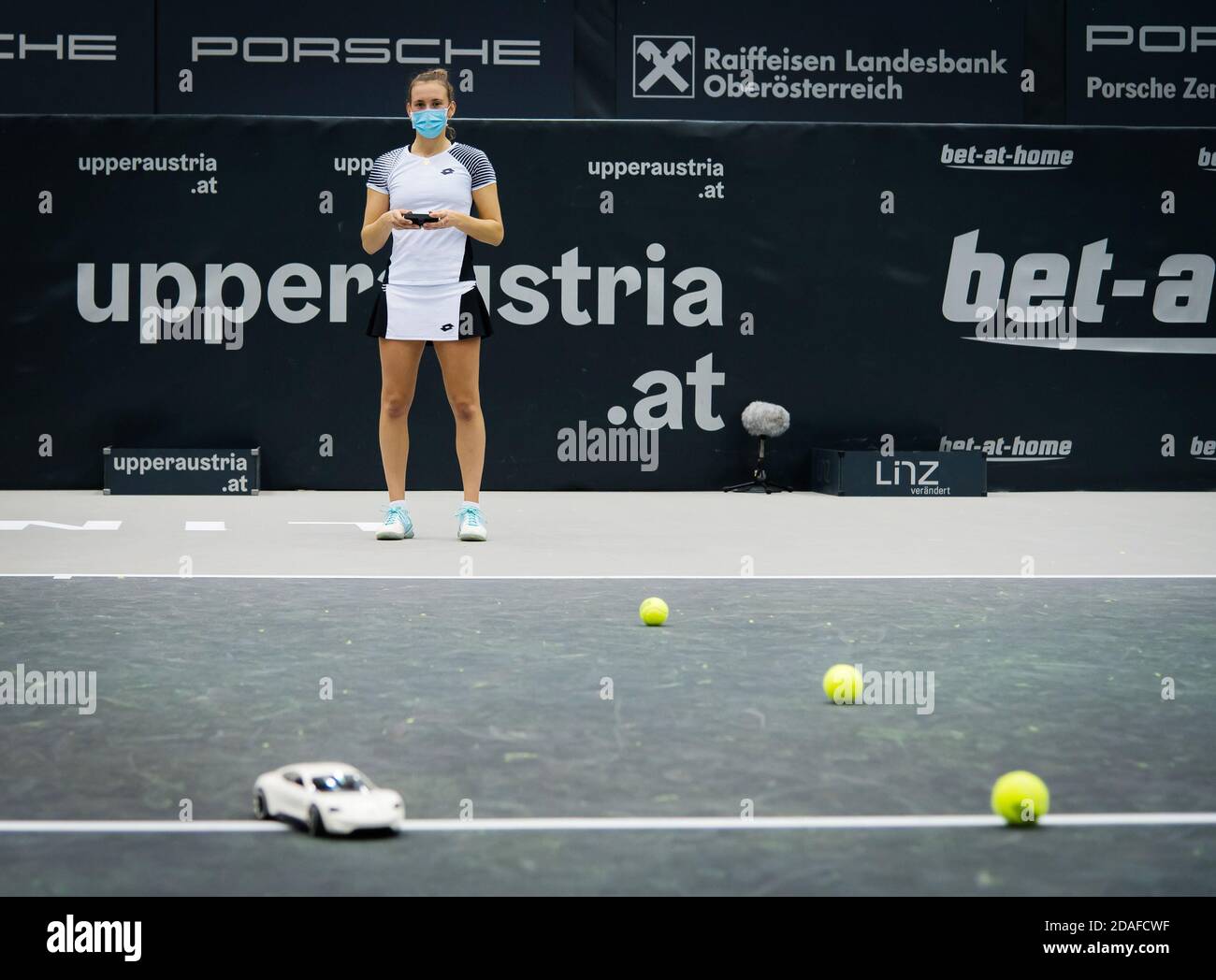 Elise Mertens aus Belgien spielt mit einem Spielzeug-Porsche nach Sie gewann ihr Erstlauf-Match bei den Oberösterreichischen Damen 2020 Linz WTA International Tennis P Stockfoto