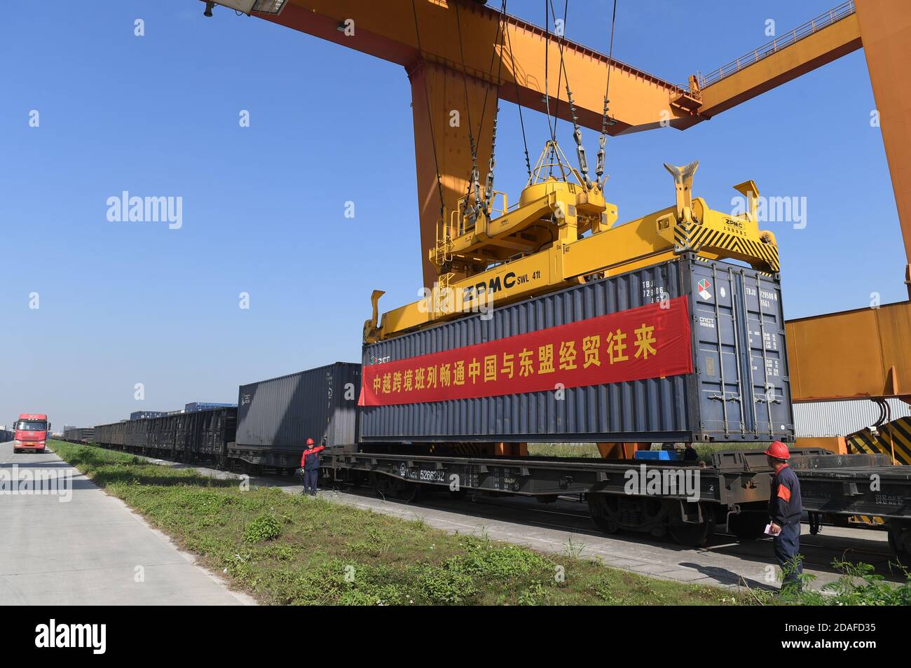 Nanning, Chinas Autonome Region Guangxi Zhuang. November 2020. Arbeiter heben einen Container im internationalen Eisenbahnhafen Nanning in Nanning, südchinesische Autonome Region Guangxi Zhuang, 11. November 2020. Der internationale Eisenbahnhafen Nanning integriert den multimodalen Verkehr auf dem Luft-, See-, Autobahn- und Eisenbahnweg. Das abgeschlossene Projekt des Eisenbahnhafens hat dazu beigetragen, Chinas Handel mit dem Verband Südostasiatischer Nationen (ASEAN) voranzutreiben. Kredit: Lu Boan/Xinhua/Alamy Live Nachrichten Stockfoto