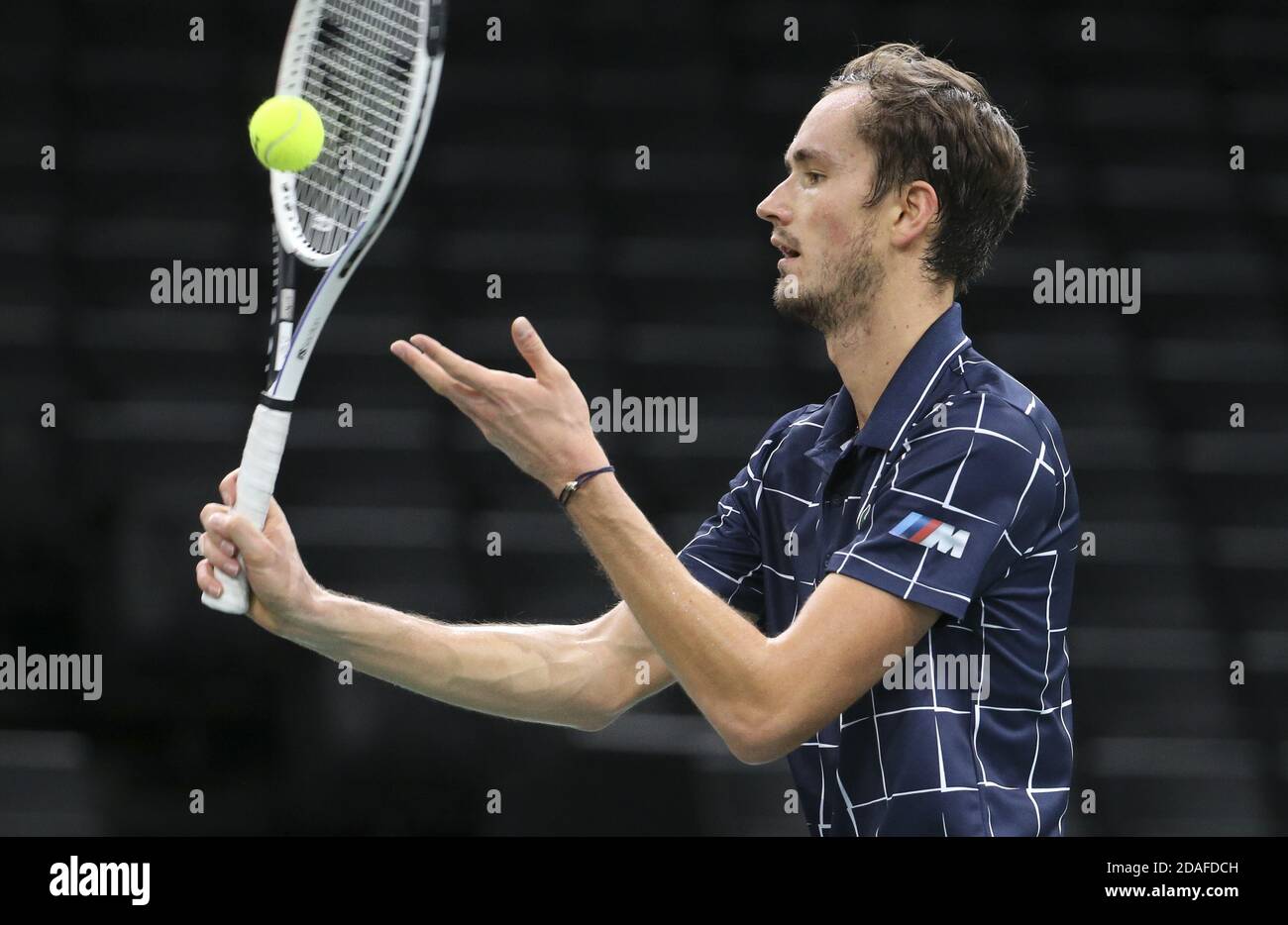 Daniil Medwedew von Russland im Einsatz gegen Alexander Zverev von Deutschland während der Männer &#039;s Finale am Tag 7 der Rolex Paris Masters 2020, ATP Ma P Stockfoto