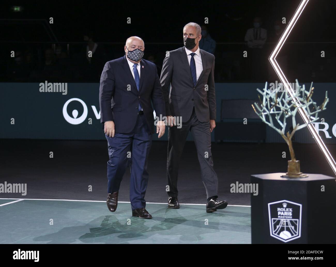 Präsident des französischen Tennisverbands FFT Bernard Giudicelli und Direktor Der Rolex Paris Masters Guy vergessen während der Trophäe Zeremonie der Me P Stockfoto