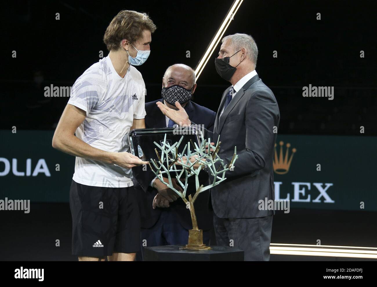 Alexander Zverev aus Deutschland, Präsident des französischen Tennisverbands FFT Bernard Giudicelli und Direktor der Rolex Paris Masters Guy Forget während P Stockfoto