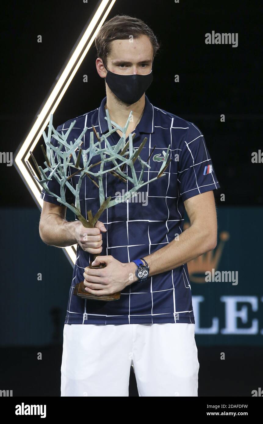 Sieger Daniil Medvedev von Russland während der Trophäenzeremonie des Men &#039;s Finale am Tag 7 der Rolex Paris Masters 2020, ATP Masters 1000 auf No P Stockfoto