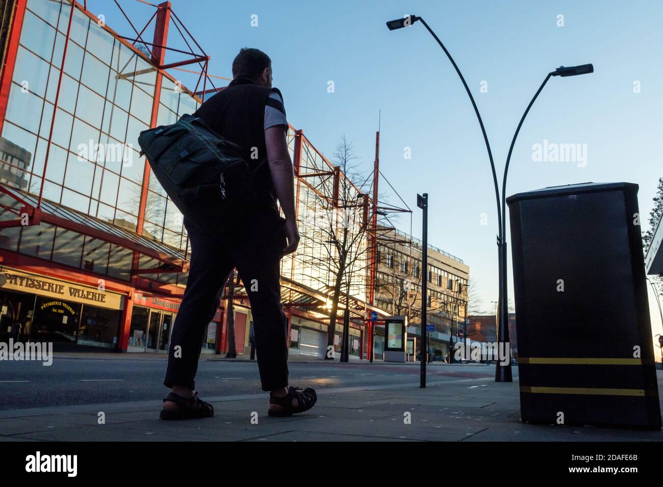 Ein rauer Schläfer mit seiner Tasche, der in der Abenddämmerung durch Barkers Pool, Sheffield, spazierenging. Stockfoto