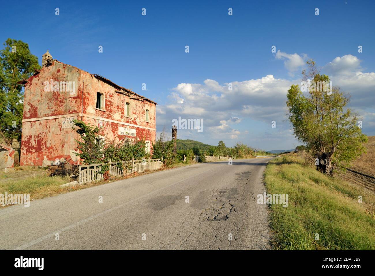 Italien, Basilicata, State Road 103, Casa Cantoniera, verlassenes Landhaus Stockfoto