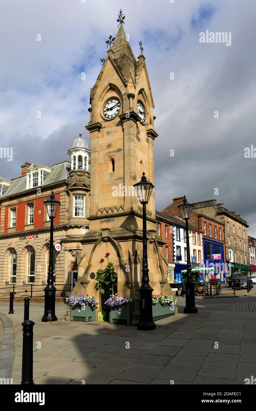 Uhrturm und Musgrave Monument, Marktplatz, Penrith Stadt, Cumbria, England, Großbritannien Stockfoto