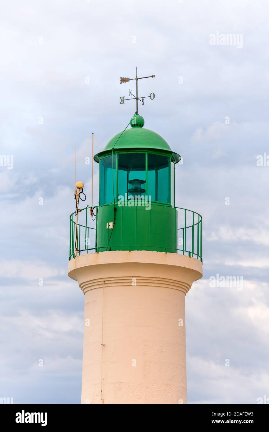 Grüner Leuchtturm von Jetee aus Sand in Les Sables d'Olonne in Frankreich. Stockfoto