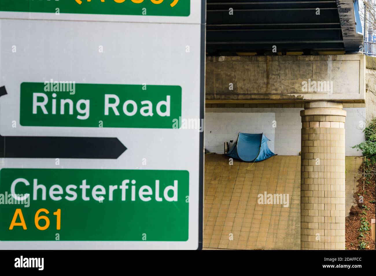 Ein Pop-up-Zelt am Park Square Kreisverkehr in Sheffield unter einer Supertram-Brücke, die von einem Obdachlosen, der rauh schläft, benutzt wird Stockfoto