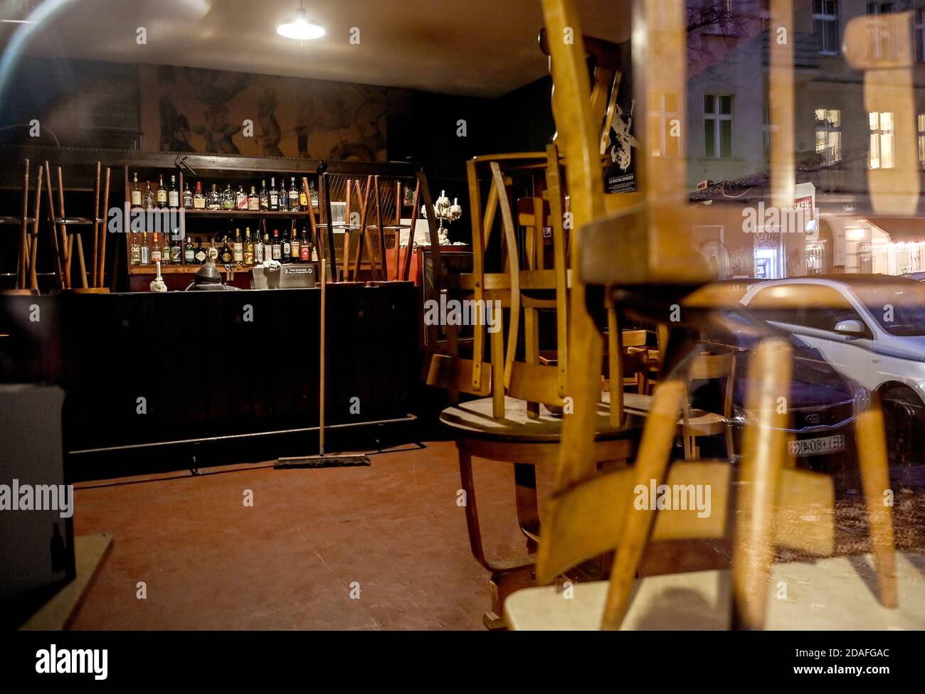 Berlin, Deutschland. November 2020. In einer geschlossenen Kneipe im Schillerkiez lehnt sich ein Besen an die Bar. Bundes- und Landesregierungen haben eine teilweise Sperrung beschlossen. Quelle: Britta Pedersen/dpa-Zentralbild/ZB/dpa/Alamy Live News Stockfoto