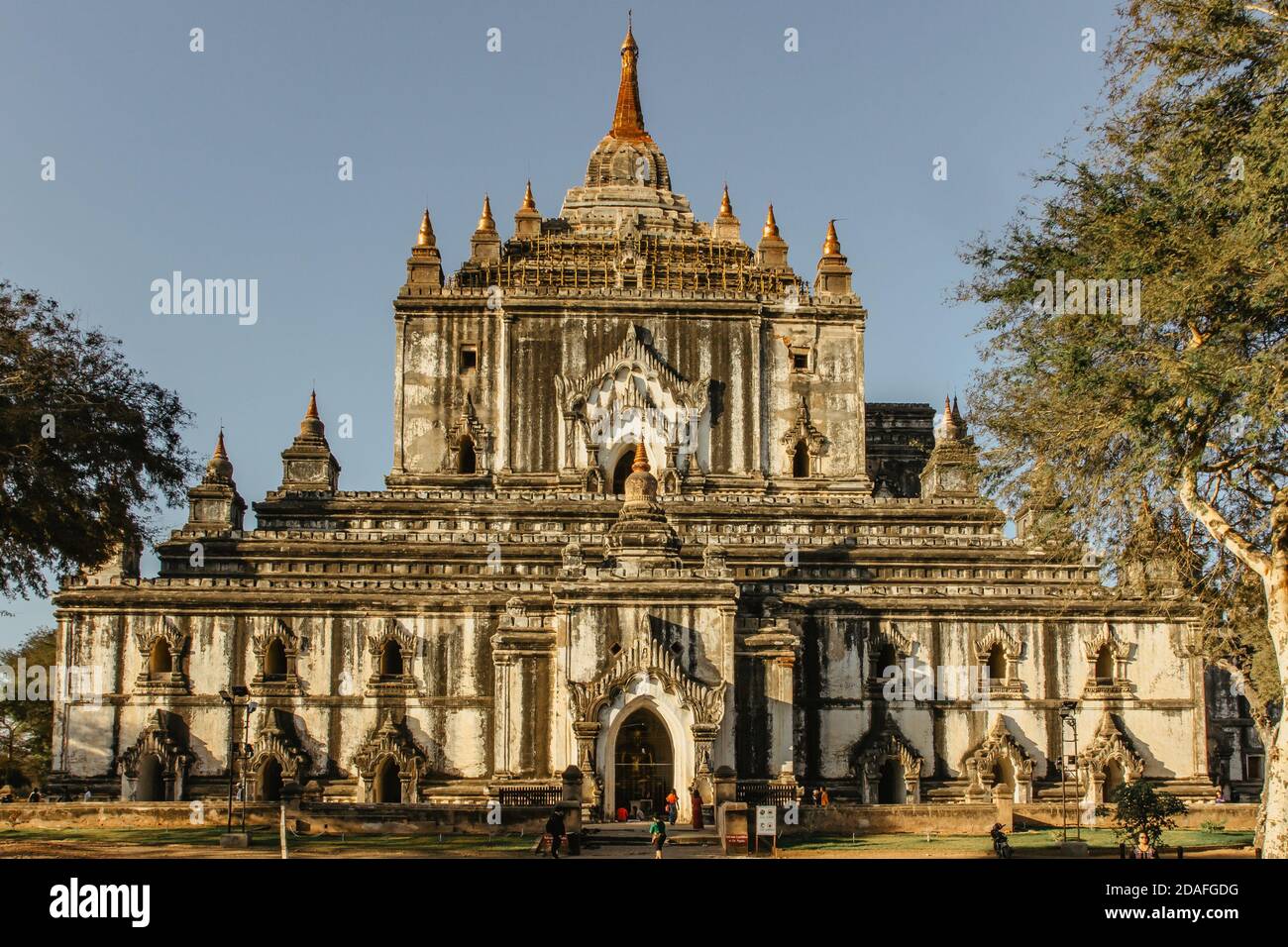 Old Bagan, Myanmar - 27. Januar 2020. Thatbyinnyu Tempel Majestic Pagode ragt über die Ebenen von Bagan. Buddhistische alte Pagode. Tempel in Myanmar Stockfoto