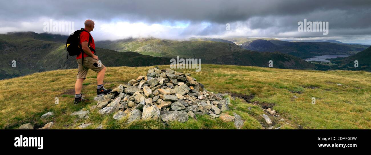 Walker at the Summit Cairn of Hartsop Dodd Fell, Hartsop Village, Kirkstone Pass, Lake District National Park, Cumbria, England, Großbritannien Hartsop Dodd Fell Stockfoto