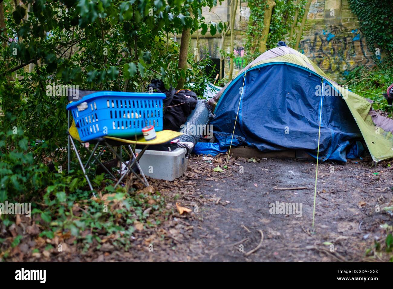 Das Pop-up-Zelt einer ehemaligen Marine, die obdachlos war und auf abgeschiedenem Müllhund in Sheffield schlecht schlief. Stockfoto