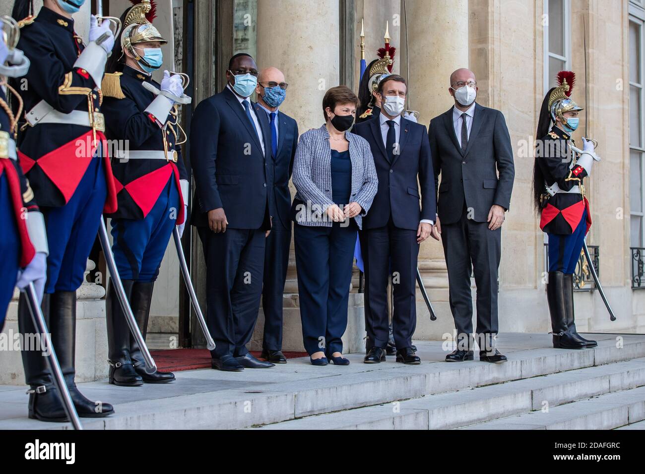 Paris, Frankreich. November 2020. Der französische Präsident Emmanuel Macron (3. R), der Präsident des Pariser Friedensforums Pascal Lamy (5. R), der senegalesische Präsident Macky Sall (6. R), die Geschäftsführerin des Internationalen Währungsfonds Kristalina Georgieva (4. R) und der Präsident des Europäischen Rates Charles Michel (2. R) Posieren Sie für ein Gruppenfoto vor dem dritten Pariser Friedensforum im Elysee Palace in Paris, Frankreich, 12. November 2020. Quelle: Aurelien Morissard/Xinhua/Alamy Live News Stockfoto