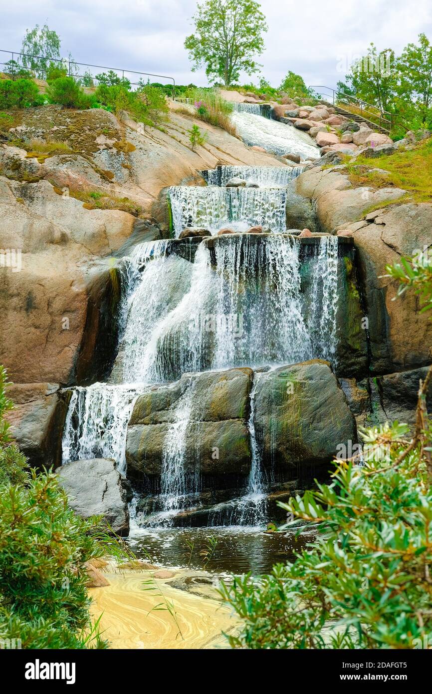 Wasserfall in nordfinnischen Felsen, Sapokka Landschaftspark, Kotka, Finnland. Stockfoto