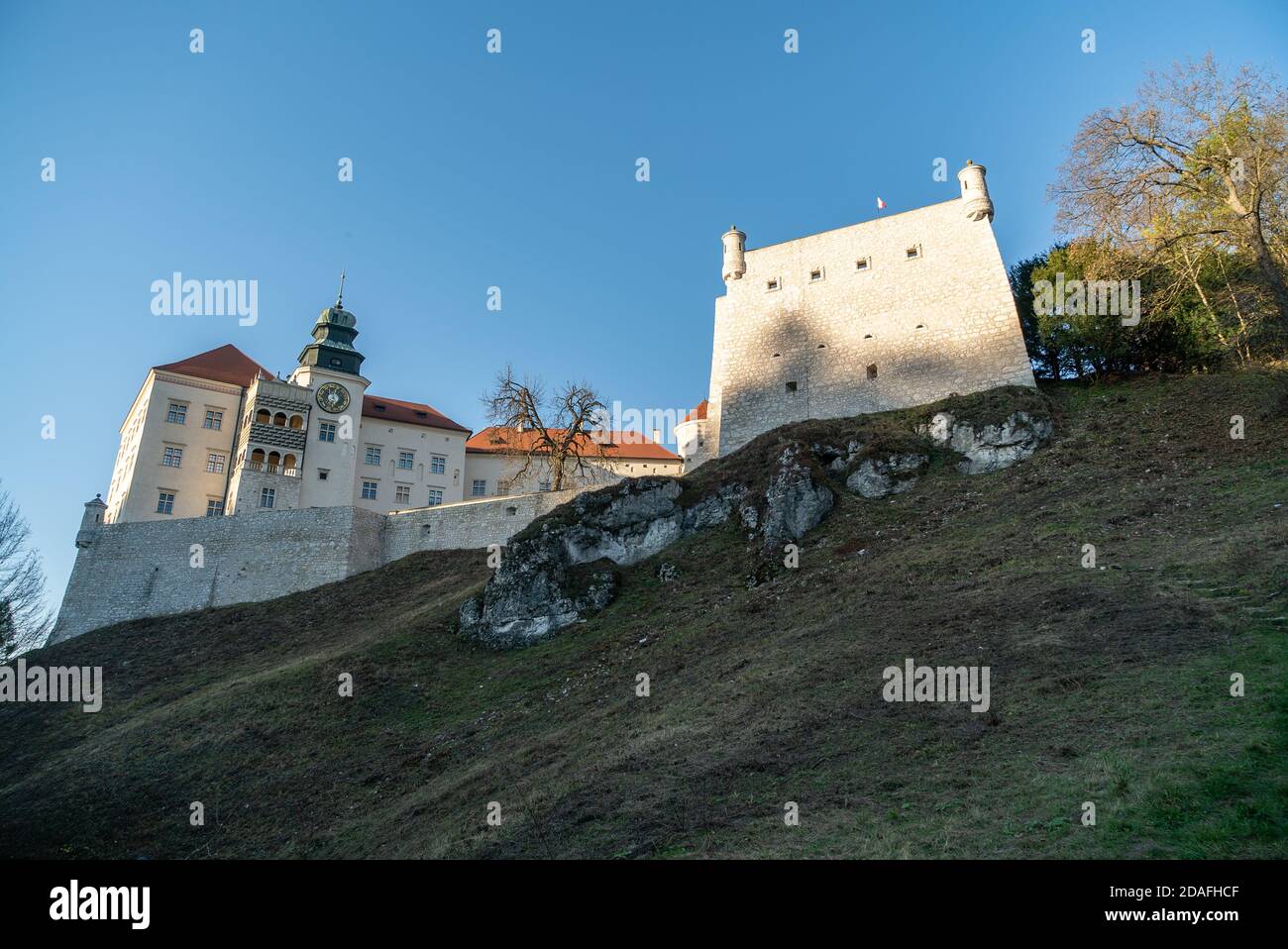 Schloss Pieskowa Skala im Herbst, saisonal auf den Spuren der Adlernester in kleinpolen, Ojcow, Polen Stockfoto