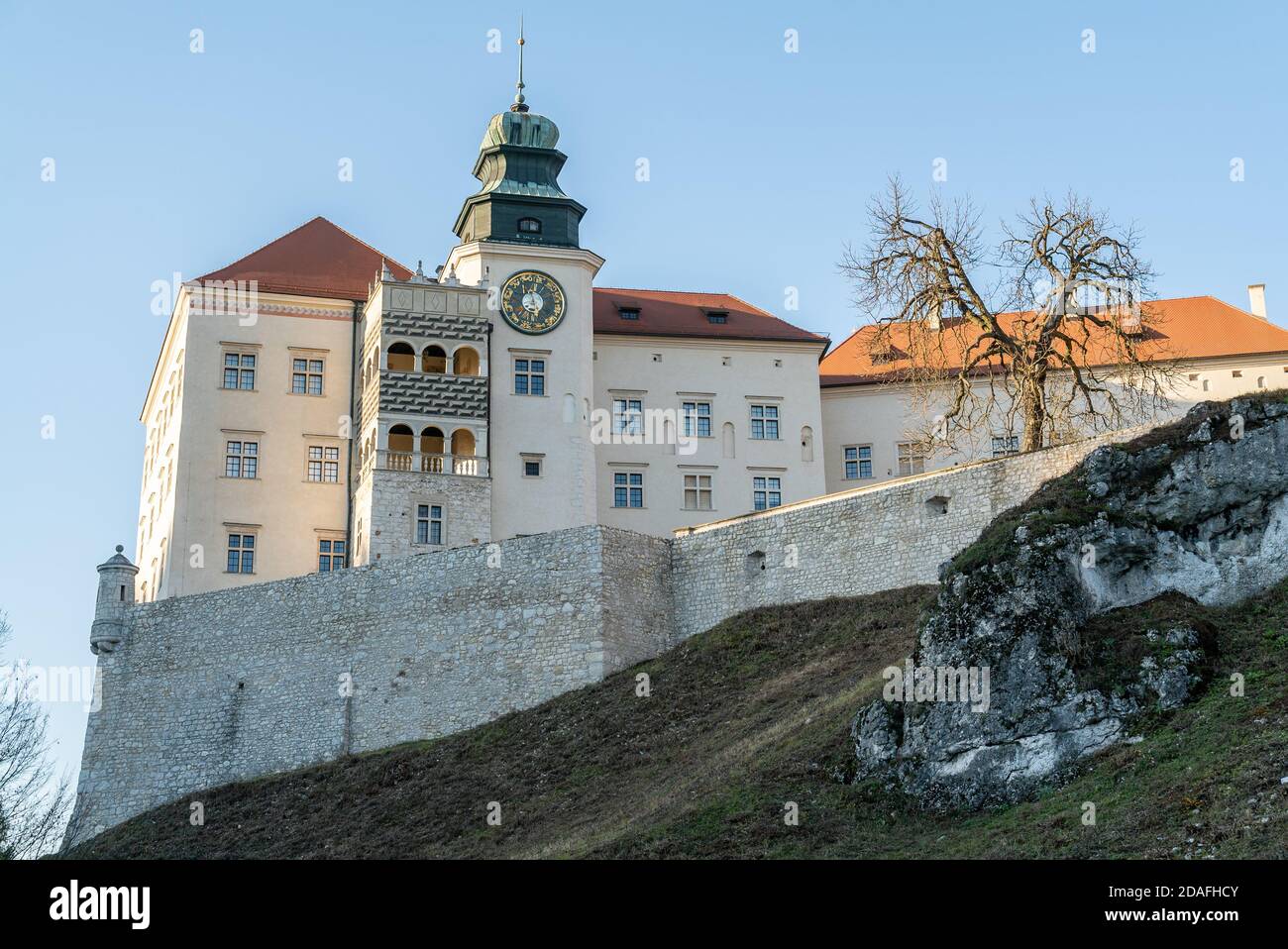 Schloss Pieskowa Skala im Herbst, saisonal auf den Spuren der Adlernester in kleinpolen, Ojcow, Polen Stockfoto