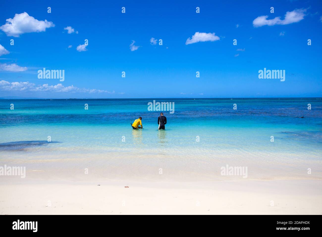 Dominikanische Republik, Halbinsel Samana, Las Terrenas, Speer Fischer am Strand von Las Terrenas Stockfoto