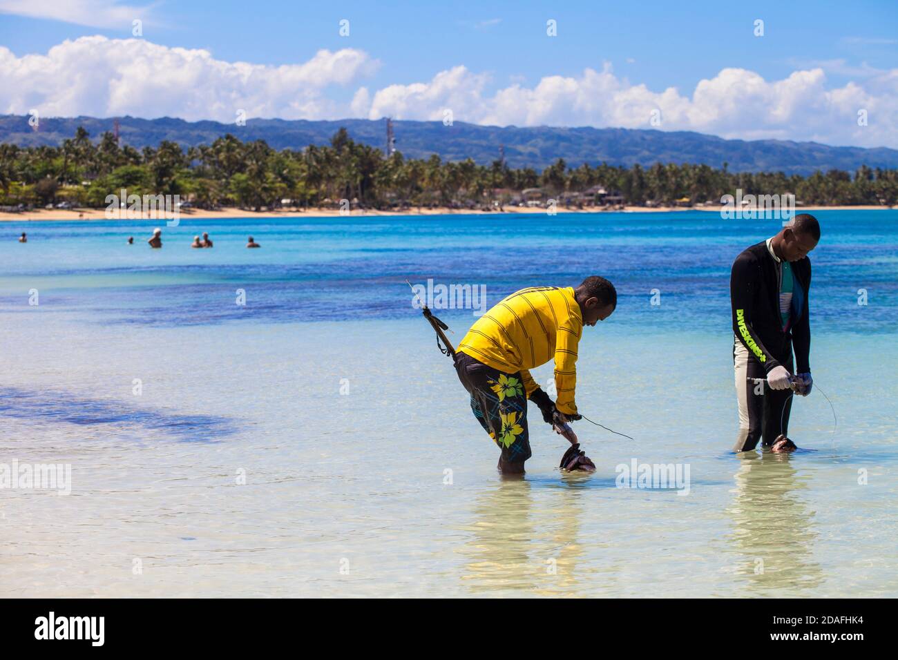 Dominikanische Republik, Halbinsel Samana, Las Terrenas, Speer Fischer am Strand von Las Terrenas Stockfoto