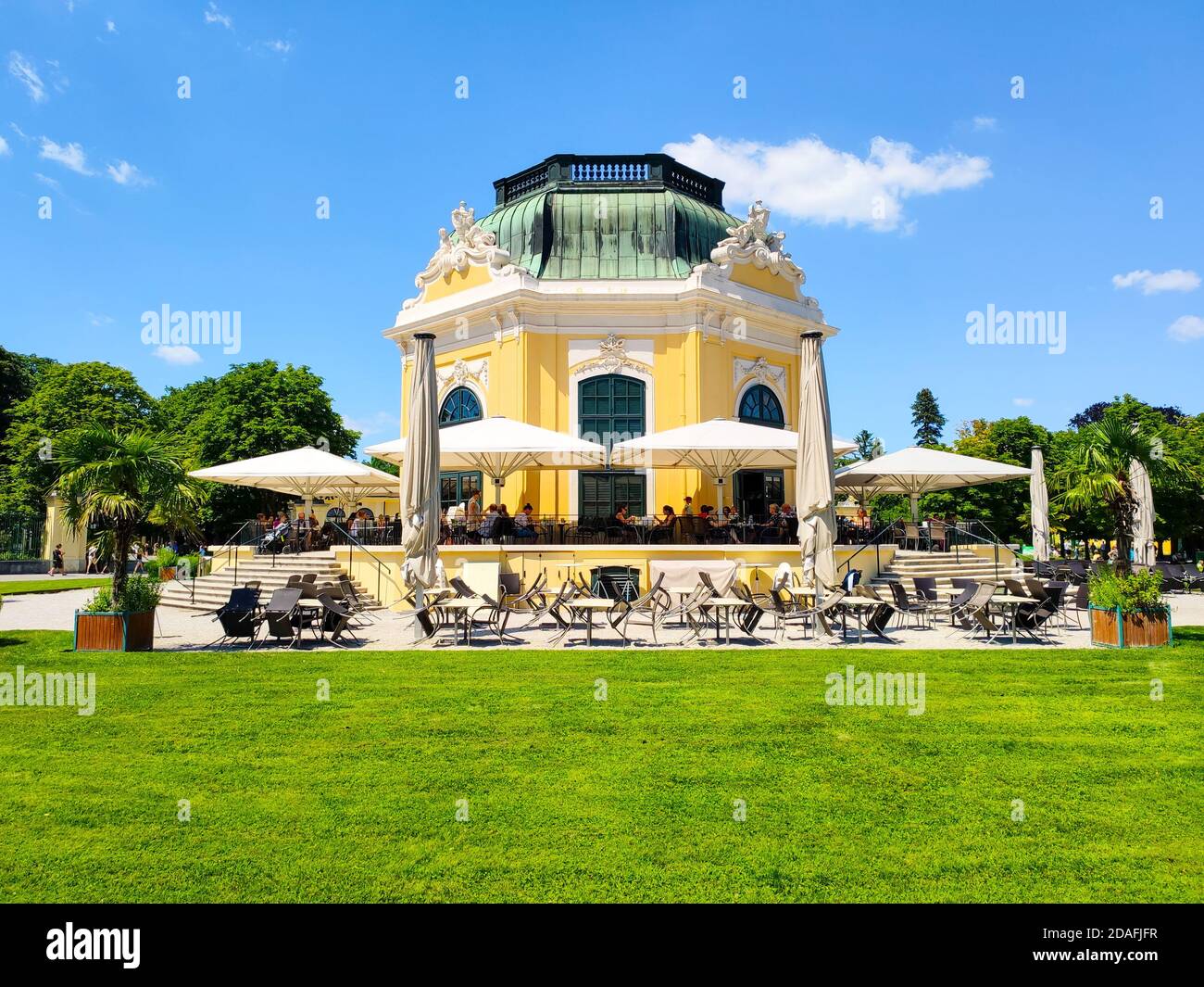 WIEN, ÖSTERREICH - 23. JULI 2019: Restaurant Kaiserpavillon mit Sonnenschirmen und schöner Terrasse an sonnigen Sommertagen. ZOO Schönbrunn, Wien, Österreich. Stockfoto