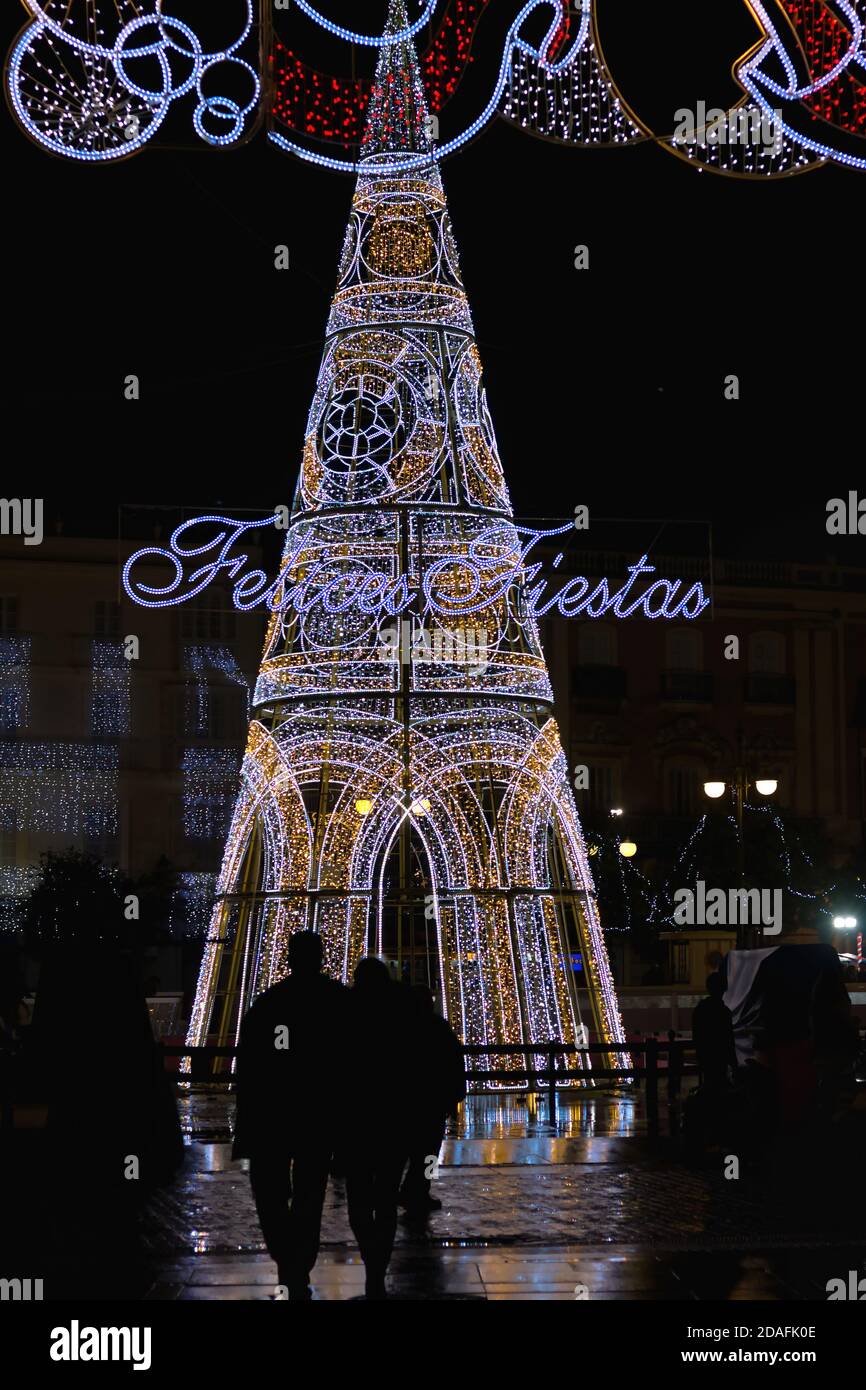 Großer beleuchteter Weihnachtsbaum, der einen Platz in Cadiz, Spanien schmückt. Stockfoto