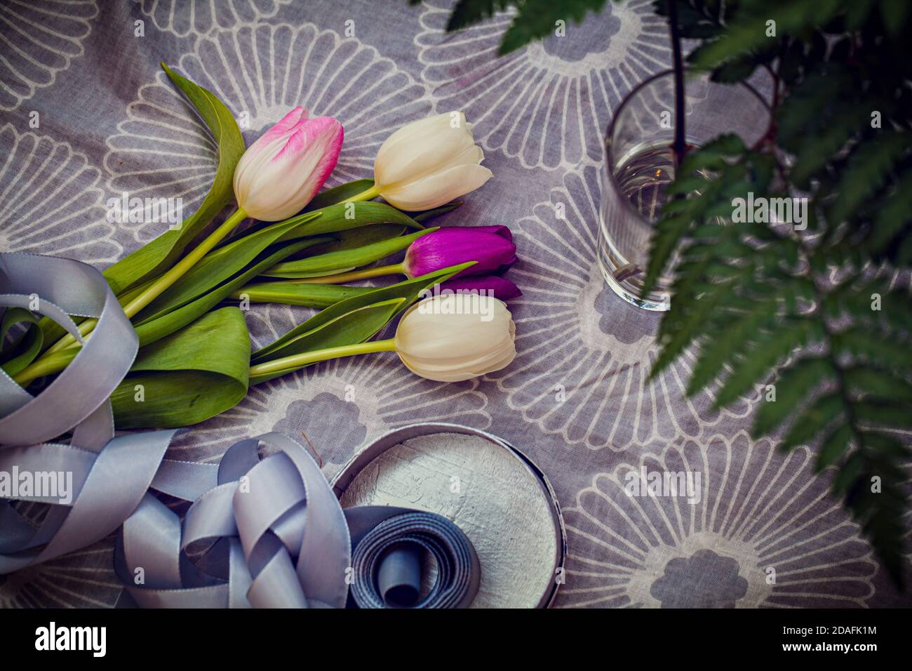 Tulipa, Tulpen, auf dem Tisch, flaches Stillleben Stockfoto