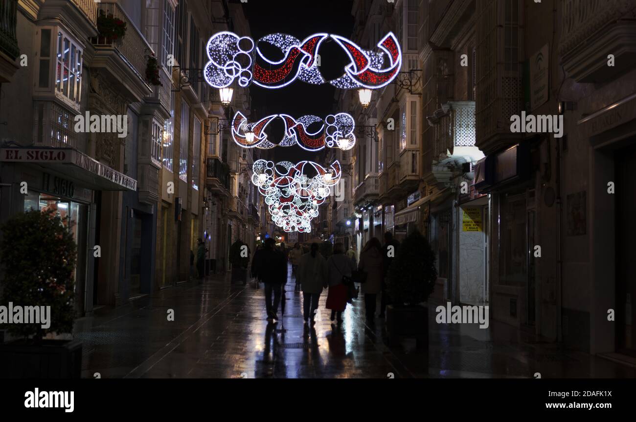 Cadiz, Spanien - 21. Dezember 2019: Nachtansicht der Ancha-Straße mit Weihnachtsbeleuchtung dekoriert Stockfoto