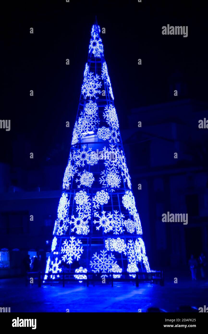 Großer beleuchteter Weihnachtsbaum, der einen Platz in Cadiz, Spanien schmückt. Stockfoto