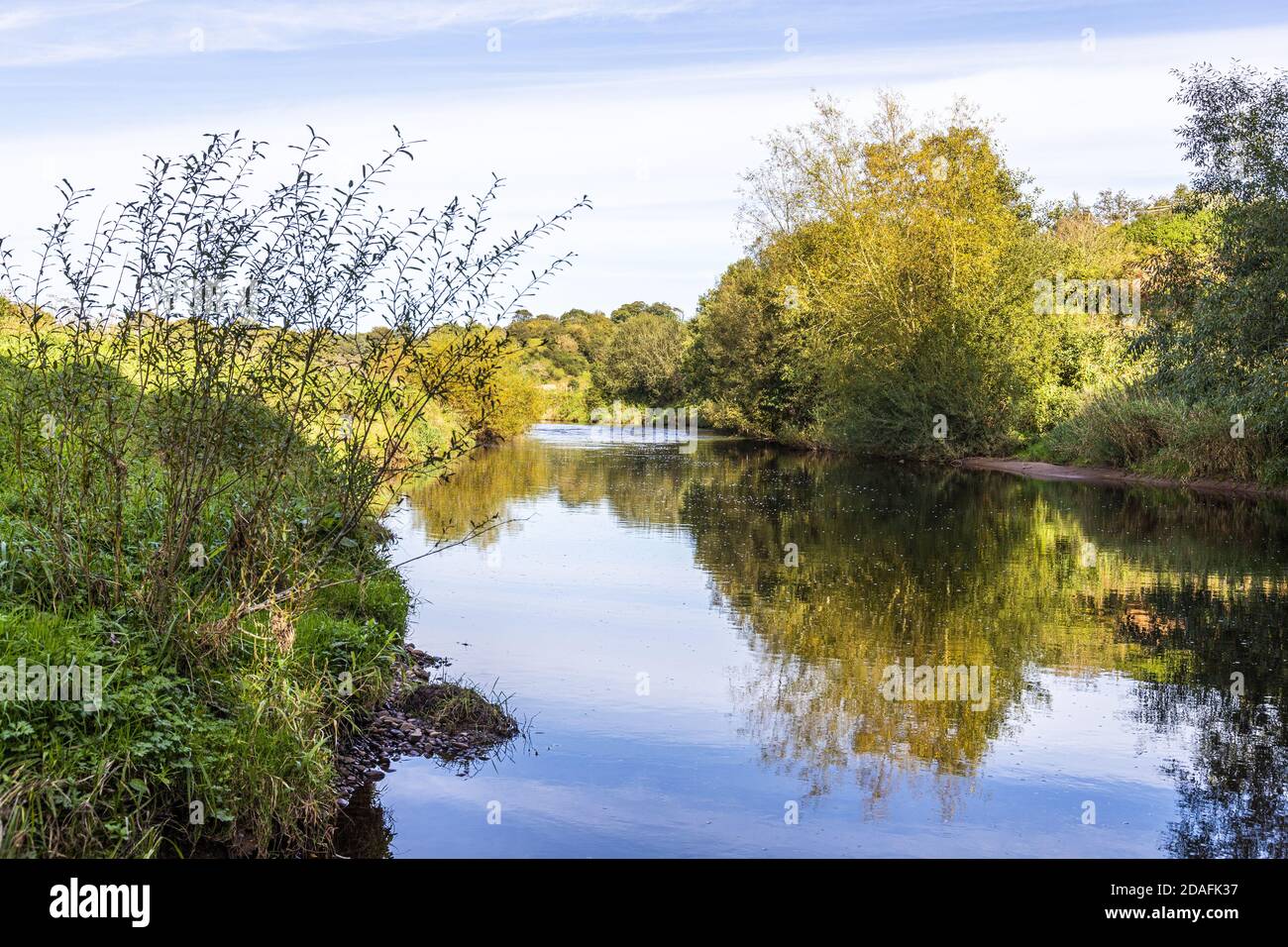 Der Fluss Irthing fließt vorbei an dem Dorf Irthington, Cumbria UK Stockfoto
