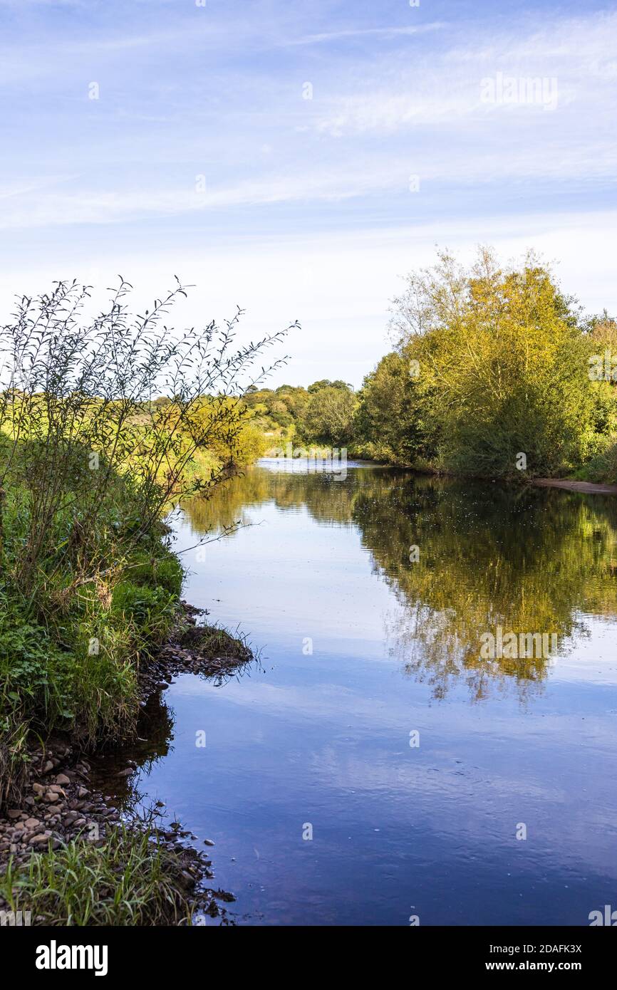 Der Fluss Irthing fließt vorbei an dem Dorf Irthington, Cumbria UK Stockfoto